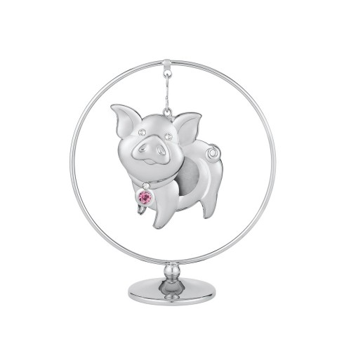 2019. Gada simbols - cūka aprindā ar Swarovski kristāliem un hroma pārklājumu dāvanu kastē. Izmērs 70x70 mm